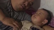 爸爸居然故意气小宝宝，没想到宝宝最后居然气成这样了，好逗啊！