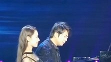 郎朗和他老婆在弹钢琴，两口子一起演奏，这才像回事。