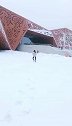 妹妹在雪里凌波微步，还摔了一跤。