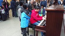 12岁男孩外国弹奏《波西米亚狂想曲》惊呆老外直呼再来一首