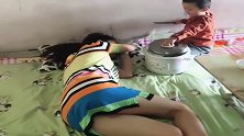 妈妈想睡会觉真难，混蛋儿子又来捣蛋了，心疼妈妈3秒钟！