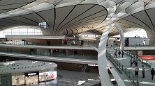 先睹为快！大兴机场“钢铁凤凰”即将腾飞 京雄铁路保驾护航