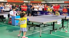5岁乒乓女孩赢得比赛，教练兴奋得直接抱起她，看得我激动不已