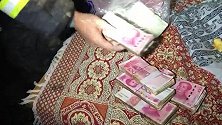 新疆阿图什消防员从火场抢出22万元现金 房主清点分文未少