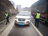 高速堵车时，很多车主从应急车道超车，他们不怕扣分吗？