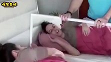 爆笑：媳妇先别跳了，我兄弟还在这呢