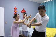 哥哥去世后，小姑子主动照顾怀孕嫂子，娘家哥来看望，到门口怒了