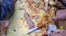 贵州人的美食烤乳猪，把皮切下来直接吃，看着有点恶心！