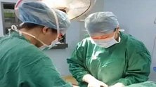 女子半年时间乳腺肿瘤长到腰 医生手术“抱”出13斤