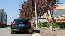 爸爸和萌娃逛街，所有东西都是孩子提就算了，还能做出这种事情！
