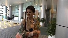 四太透漏何超盈与小8岁辛奇隆延期婚礼，称女儿照顾宝宝亲力亲为