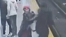 加拿大：地铁进站瞬间 女子被推下站台