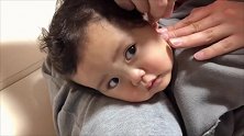 爸爸给小宝宝掏耳朵，结果小宝宝全程享受的样子太萌了！
