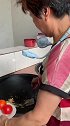 妈妈夏天厨房烧饭太辛苦，这个挂脖风扇太好用了