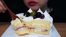 美女试吃多乐之日鲜奶油水果蛋糕