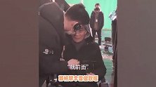 《流浪地球2》李雪健高龄拍淋雨戏冻到直哆嗦，导演心疼捂手取暖