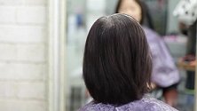45岁女性短发根部白出来，发型师发根染一染，时尚年轻美美哒