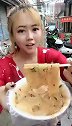 冒着热气的麻酱粉条，妹子你慢点吃，小心烫