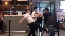 机场内工作人员操板凳与旅客互殴，官方双方均有责任将依规处理。