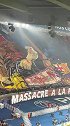 大巴黎巨型Tifo：面具壮汉手持电锯直劈巴萨队徽