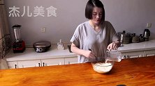 凤尾虾蒸饺，外皮劲道，里面鲜嫩，一口咬下去里面满满的汤汁