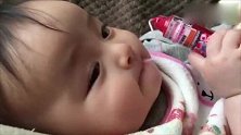小宝宝边看电视边咬玩具，五官长的也太漂亮了！好喜欢