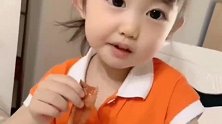 小萝莉真是坑爹的高手啊，还边吃边吐槽真厉害