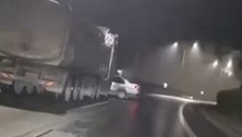 浙江一重型货车严重超载 被发现后竟撞向警车推行300多米