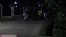 恶作剧之内有恶犬，听到狗叫声路人吓得撒腿就跑！