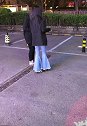 街拍时尚达人：夜晚天冷了美女们外出都穿上外套喇叭牛仔裤