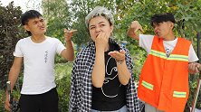 老奶奶公园里乱扔瓜子皮，引众人不满，小伙以牙还牙教育她