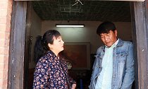 短剧：女婿被岳母为难交工资卡，五年后岳母给女婿，查完余额泪崩