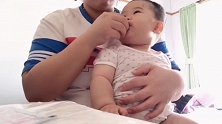 8个月的小宝宝好难伺候，为了帮宝宝刷牙和洗脸，妈妈都快累死了