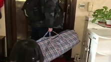 舅舅要走了，外甥女依依不舍，接下来的一幕，舅舅没白疼你