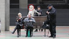 街头恶作剧：抱着“洋娃娃”整蛊路人，不料把警察给引来了！