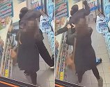 英国一女顾客购物时遇到抢劫 勇敢上前将其赶走
