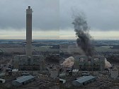 4秒拆除!英国一183米高烟囱被拆 当地居民：一个时代结束了