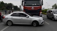 广西柳州：大货车顶小轿车开了300米 司机：盲区，我看不到