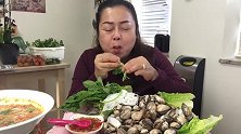 大婶吃毛螺，挑出螺肉来，用生菜包着跟米线一起吃