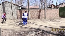 童年短剧：小伙伴一起玩跑城砸沙包，儿时最爱的游戏，你还记得吗