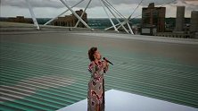 艾米莉-桑德赛前演唱歌曲 成第一个在温布利房顶演奏的歌手