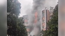 重庆大渡口一门面烟道着火 火苗窜到四五楼高 黑烟窜上楼顶