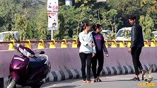 傻子问路搞笑，印度有趣的街拍，妹子们不知所措