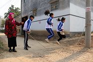 小伙伴找千万跳大绳，没想到千万和电线杆甩绳子，结局太搞笑了