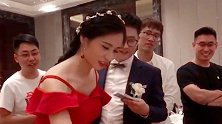 这新娘真财迷，在酒桌上的红包，都拿走了！