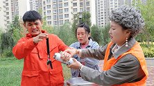 小伙自以为身份尊贵，叫嚣清洁工捡钥匙，结果自讨苦吃！