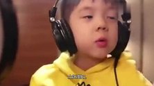 嗯哼在家玩玩具，突然小泡芙来家里做客，嗯哼反应实在太逗了！