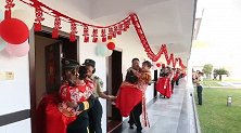 12名火箭军齐刷刷抱出新娘 网友惊呆：看婚礼看出了阅兵的感觉