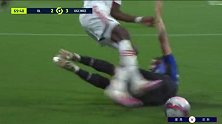 第70分钟里昂球员谢尔基射门 - 被扑