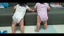 双胞胎妹妹站着好累，我要歇一歇，姐姐你先玩！